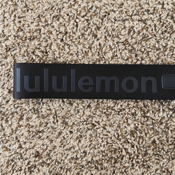 SOLD NWT Lululemon Never Lost Keychain - Picture 3 of 6